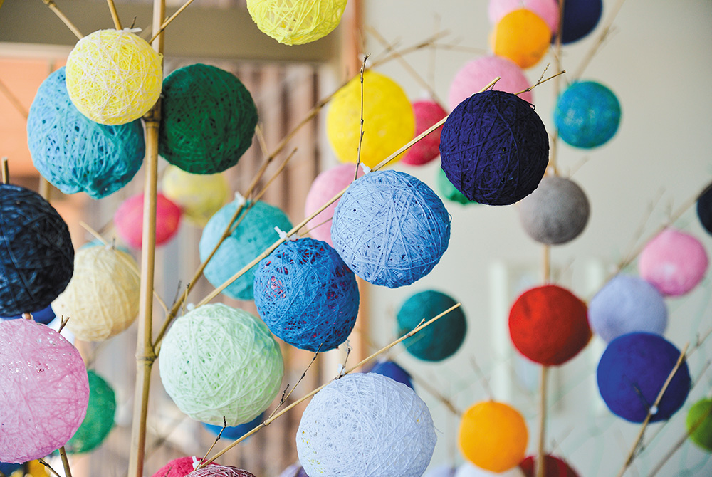2021年展示　色糸残糸を使った糸玉