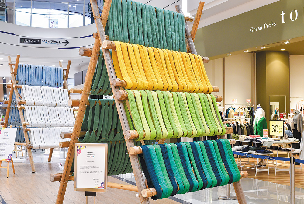 2023年展示　50年前を再現した綛糸風景